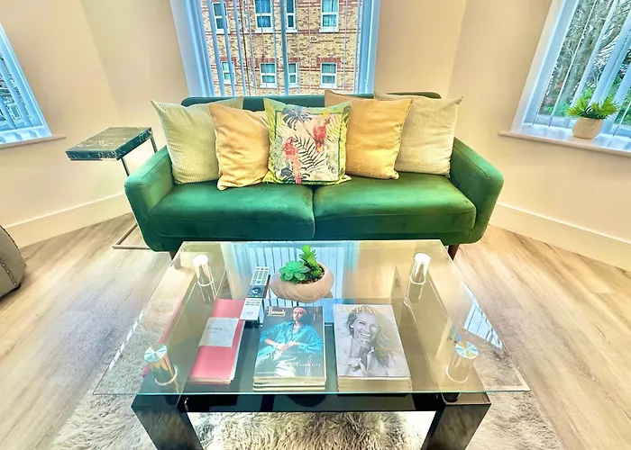 Coastal Vibes - Stunning Bournemouth Apartment - Couples - Small Families - King Bed - Private Parking - 10Min Walk To Beach